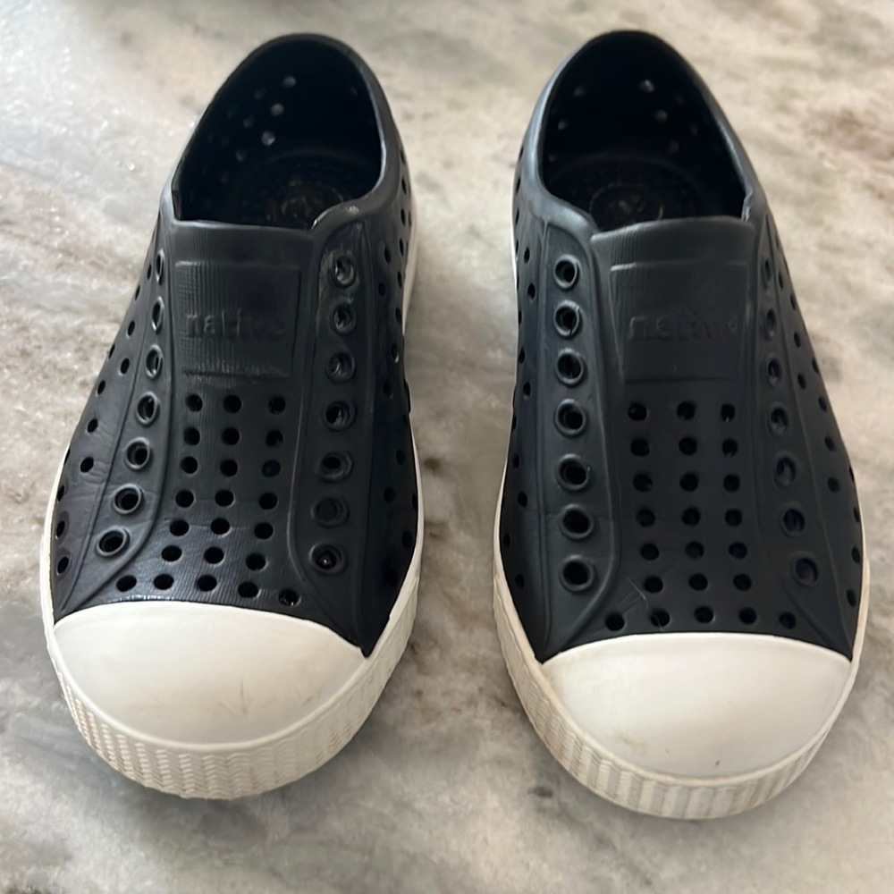 Native size 9 black shoes